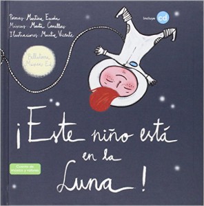 este niño esta en la luna